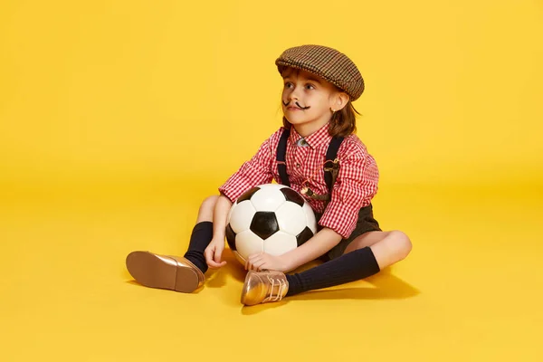 Portrait Petite Fille Mignonne Enfant Chemise Short Posant Avec Ballon — Photo
