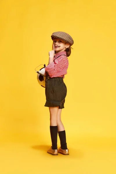 Portret Dziewczynki Dziecko Koszuli Szorty Stojące Piłką Nożną Żółtym Tle — Zdjęcie stockowe