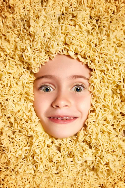 Vtipný Obrázek Roztomilou Tváří Krásné Holčičky Dítě Vykukující Ven Nudle — Stock fotografie