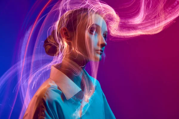 Gedankenflug Junges Hübsches Mädchen Posiert Über Einem Blau Rosa Hintergrund — Stockfoto