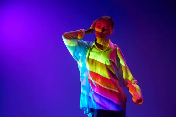 多彩的霓虹灯在身体上反射 在紫色背景下跳舞的少女的肖像 艺术概念 现代风格 网络朋克 未来主义和创造力 — 图库照片