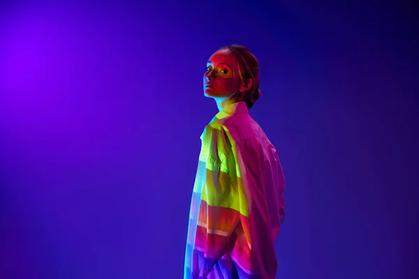 Retrato Menina Com Reflexão Filtro Néon Multicolorido Corpo Posando Olhando — Fotografia de Stock