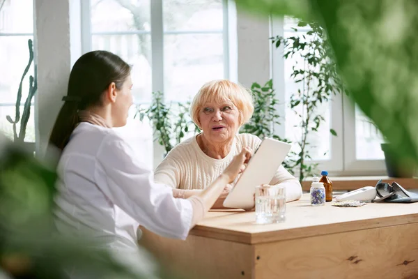Senior Woman Visiting Doctor Sitting Table Office Having Appointment Consultation — Stock Photo, Image