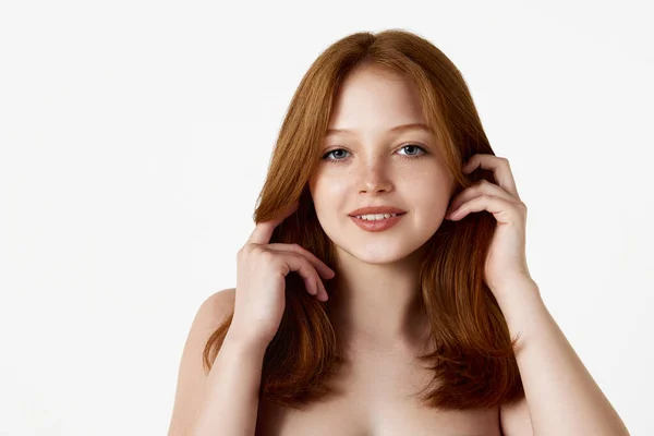 若いの肖像画 かなり よく保存された赤毛の女の子 完璧な肌と髪 白いスタジオの背景に対するカメラを見て 自然の美しさ ヘアケア 化粧品 スキンケアの概念 — ストック写真