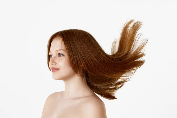 年轻美丽的红头发女孩的侧面视图肖像 她有着一头整齐的直发 在白色的工作室背景下摆姿势 自然美 护肤等概念 — 图库照片