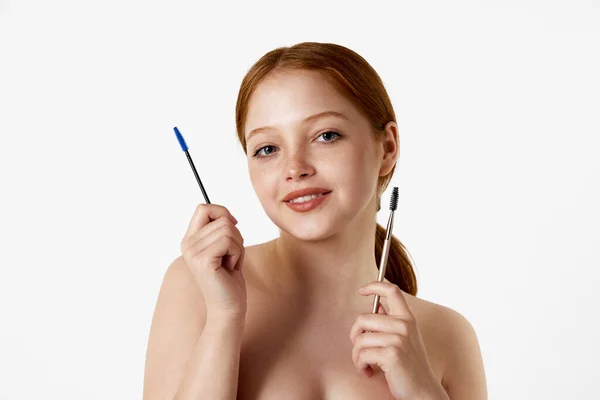 白いスタジオの背景に黒いブラシを保持顔を持つ肖像画のOdはかなり 若い女の子 自然の美しさ 化粧品 化粧品 スキンケアの概念 — ストック写真