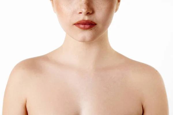 Vágott Kép Fiatal Női Modell Pózol Meztelen Vállak Ellen Fehér — Stock Fotó