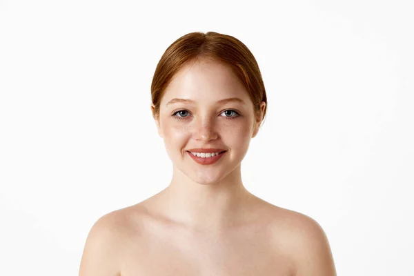 魅力的な 裸の肩笑顔で赤毛の女の子の肖像画は 白いスタジオの背景にカメラを見て 自然の美しさ 美容整形 化粧品 スキンケアの概念 — ストック写真