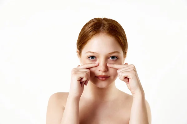 白のスタジオの背景に鼻に触れる柔らかく 美しく 若い赤毛の女の子の肖像画 鼻形成術鼻形成術 美容整形 鼻形成術 健康の概念 — ストック写真