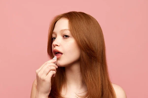 Porträt Eines Jungen Hübschen Rothaarigen Mädchens Mit Gepflegtem Lippenbalsam Vor — Stockfoto