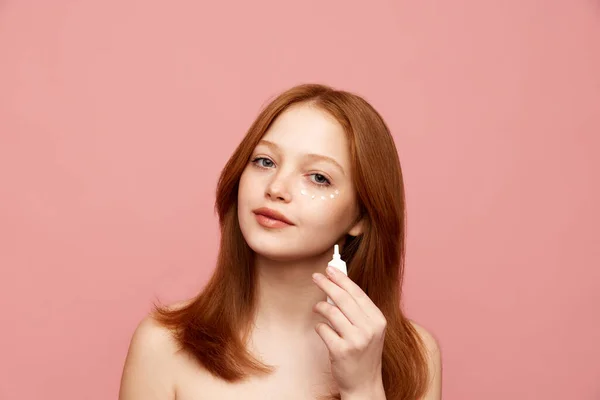 Genç Güzel Kızıl Saçlı Sağlıklı Bakımlı Bir Kızın Portresi Göz — Stok fotoğraf