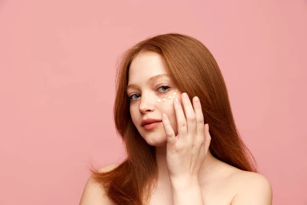Portré Fiatal Gyönyörű Vörös Hajú Lány Egészséges Jól Karbantartott Bőr — Stock Fotó