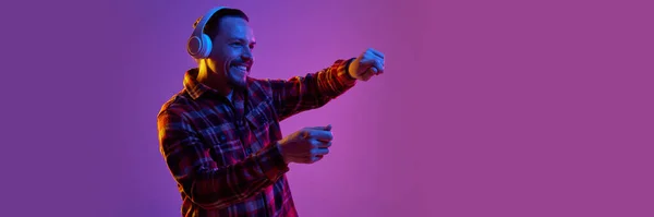 Retrato Hombre Feliz Sonriente Escuchando Música Auriculares Contra Fondo Púrpura —  Fotos de Stock
