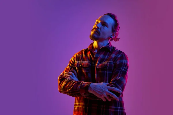 Porträt Eines Nachdenklichen Mannes Karierten Hemd Der Vor Violettem Studiohintergrund — Stockfoto