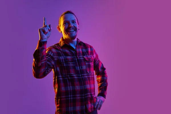 Портрет Вдумчивого Человека Клетчатой Рубашке Порождающей Творческие Идеи Поднимающего Палец — стоковое фото