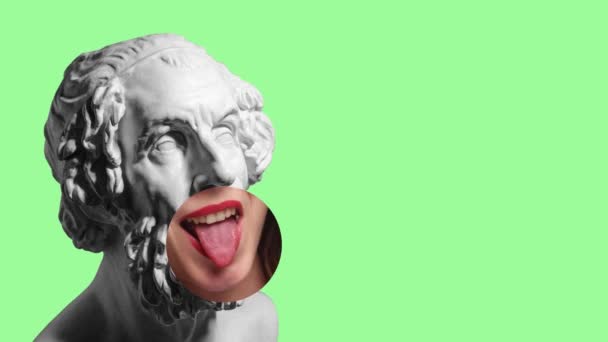 動くなアニメーション 緑の背景に女性の舌が突き出ているアンティークの像バスト 現代のカラフルな芸術 創造性 ユーモア 楽しみの概念 テキストのコピースペース — ストック動画