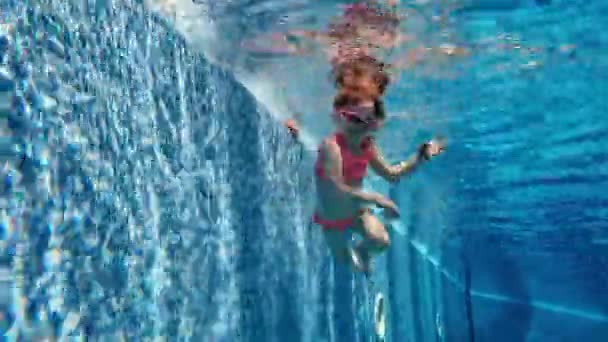 Niña Linda Activa Pequeña Niño Traje Baño Rosa Buceando Nadando — Vídeos de Stock