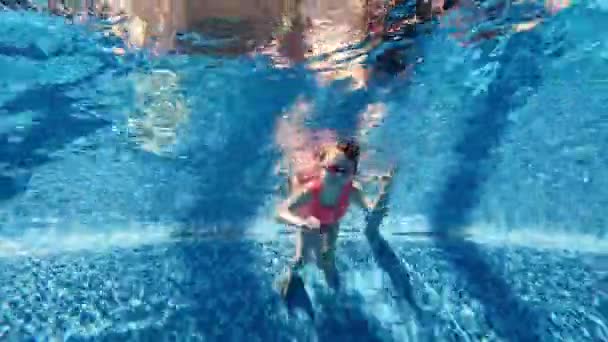 Portret Uroczej Dziewczynki Maluszka Różowym Stroju Kąpielowym Goglach Nurkowanie Pływanie — Wideo stockowe