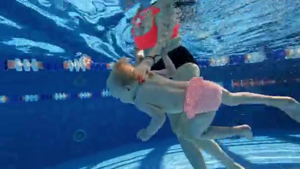 Bonita Linda Pequena Menina Criança Pulando Água Nadando Debaixo Água — Vídeo de Stock