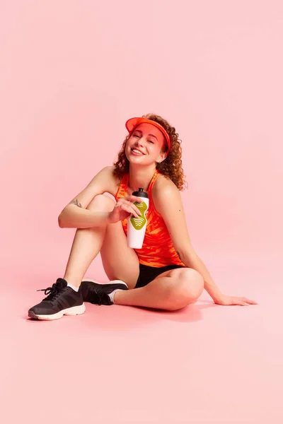 Πορτρέτο Της Νεαρής Χαμογελαστή Κοπέλα Στα Αθλητικά Κάθεται Στο Πάτωμα — Φωτογραφία Αρχείου