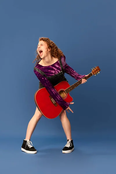 Jauchzend Singend Energieplatzer Porträt Eines Jungen Emotionalen Mädchens Das Gitarre — Stockfoto