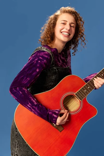 행복하고 감정적 소녀가 기타를 스튜디오 배경을 가지고 재미를 느끼는 인간의 — 스톡 사진