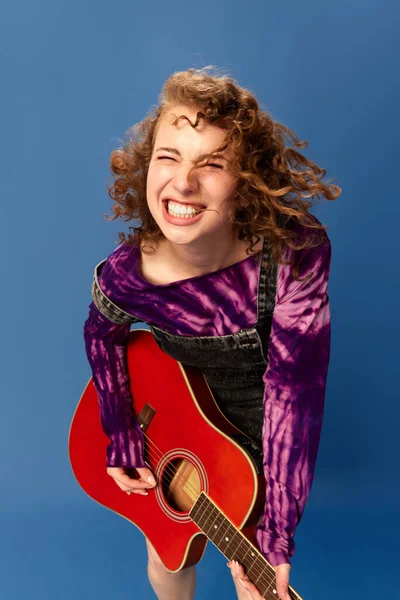 Πορτρέτο Του Χαρούμενου Χαμογελαστού Νέου Συναισθηματικού Κοριτσιού Που Παίζει Κιθάρα — Φωτογραφία Αρχείου
