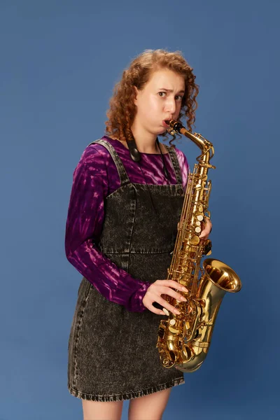 의상을 소녀가 스튜디오 배경에 색소폰을 연주하는 재밌는 인간의 젊음의 방식에 — 스톡 사진
