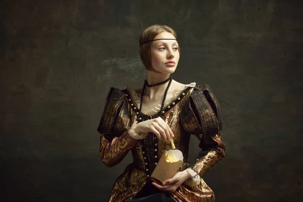 Портрет Молодой Красивой Женщины Винтажном Костюме Поедающей Картошку Фри Темно — стоковое фото