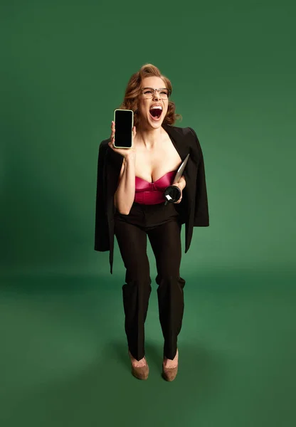 Retrato Jovem Emocional Mostrando Tela Telefone Com Felicidade Emoção Choque — Fotografia de Stock