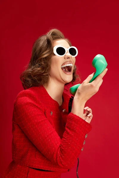 Emotioneel Telefoongesprek Portret Van Stijlvolle Mooie Vrouwen Klassieke Zit Trendy — Stockfoto