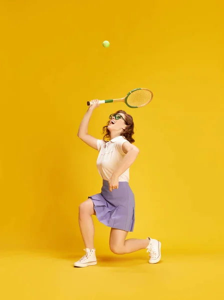 Портрет Молодої Активної Красивої Дівчини Спортивному Одязі Теніс Грає Русі — стокове фото