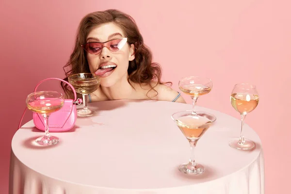 Portret Van Een Jonge Mooie Vrouw Die Met Champagne Tegen — Stockfoto