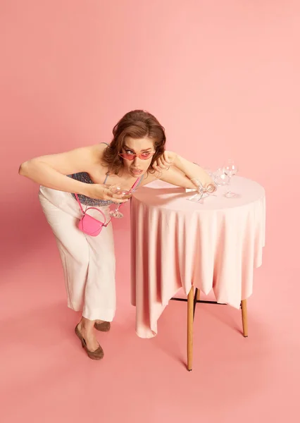 Emotive Νεαρή Γυναίκα Κομψά Ρούχα Στέκεται Στο Τραπέζι Ποτήρια Σαμπάνιας — Φωτογραφία Αρχείου