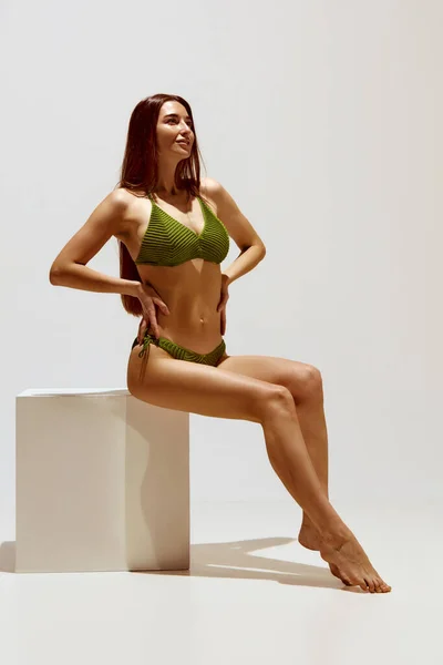 Retrato Bela Jovem Com Corpo Magro Bronzeado Saudável Posando Maiô — Fotografia de Stock