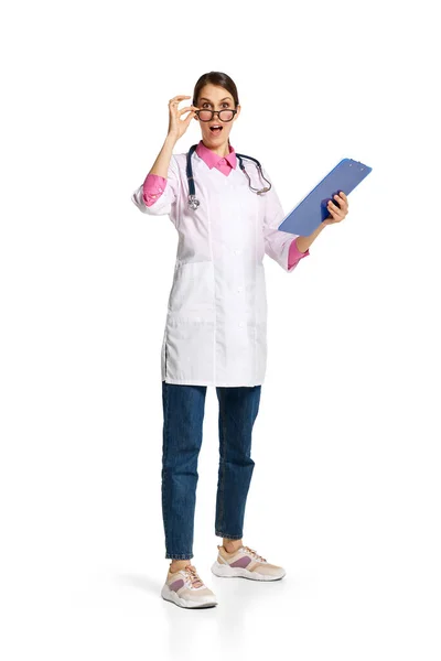 年轻的女人 穿着白衣的护士 带着听诊器和医疗文件站在那里 脸色苍白 震惊极了 医疗保健 专业的概念 — 图库照片