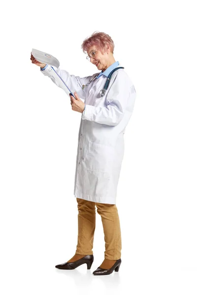 年长的女人 穿着实验室外套的医生正在阅读医疗文件 处方药档案被隔离在白色背景之外 医疗保健 专业的概念 — 图库照片