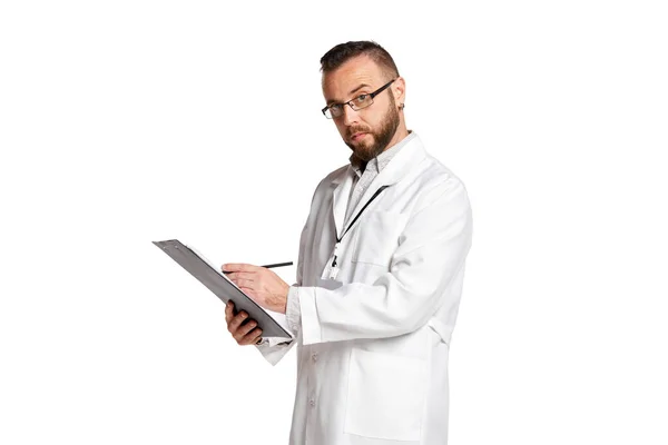 Yoğunlaşmış Genç Bir Adamın Portresi Beyaz Önlüklü Bir Doktor Beyaz — Stok fotoğraf