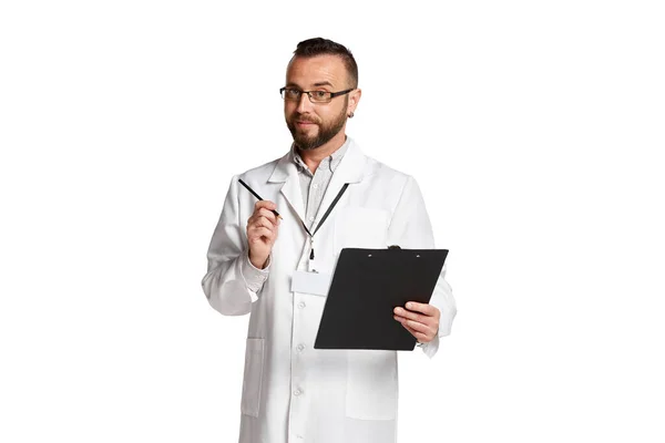 眼鏡のひげを生やした男の肖像 白い背景に隔離された処方紙と白いラボのコートの医師 職業の概念 — ストック写真