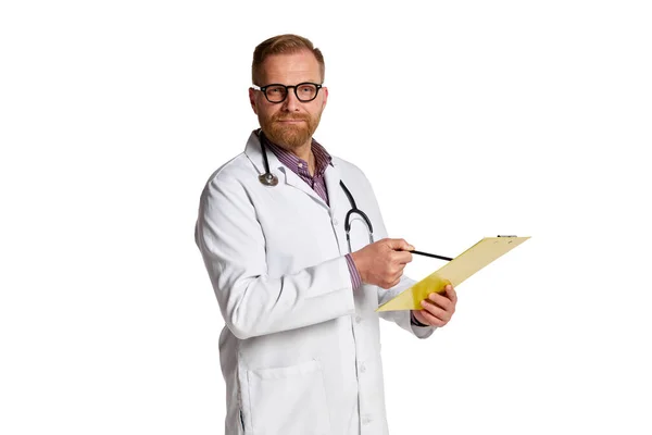 Portrét Vousatého Muže Doktora Bílém Laboratorním Plášti Stetoskopem Lékařskými Papíry — Stock fotografie