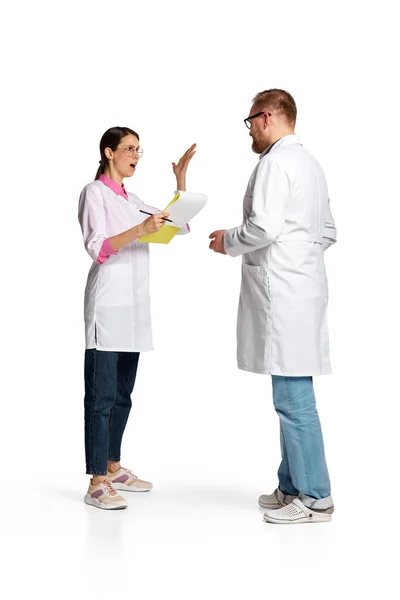 身穿白色实验室外套的医生们以女性和男性为代表 就与白人背景隔离的医学问题展开了争论 医疗保健 专业的概念 — 图库照片