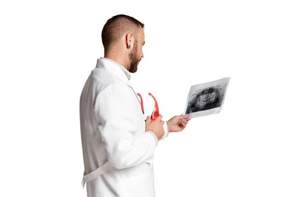 Hombre Barbudo Doctor Bata Médica Blanca Mirando Radiografía Comprobando Estado — Foto de Stock
