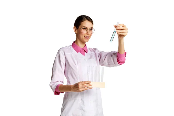 年轻女人 拿着试管的护士 隔离在白色背景下的医学测试健康检查 医疗保健 治疗的概念 — 图库照片