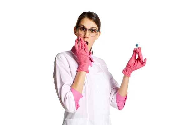 Femme Infirmière Médecin Blouse Laboratoire Stéthoscope Tenant Une Seringue Avec — Photo