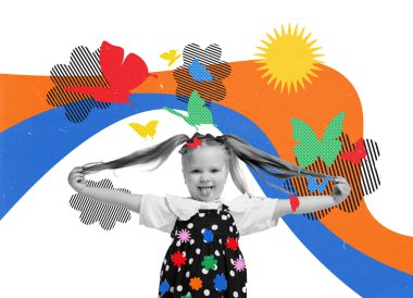 Mutlu, gülümseyen küçük kız, atkuyruklu çocuk renkli karalamalarla beyaz arka planda duruyor. Oyuncu çocuk. Çağdaş sanat kolajı. Çocukluk, duygular, eğlence, rüyalar konsepti. Yaratıcı tasarım