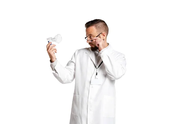 Hombre Barbudo Doctor Bata Blanca Mirando Con Atención Máscara Oxígeno —  Fotos de Stock