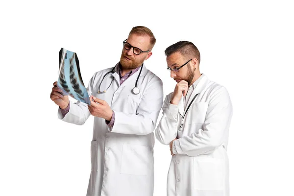 Hombres Barbudos Doctores Bata Blanca Mirando Radiografía Comprobando Estado Salud — Foto de Stock