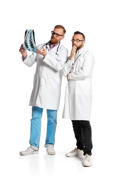 Két Férfi Orvosok Fehér Köpenyben Röntgen Felvételeket Nézegetnek Egészségi Állapotot — Stock Fotó