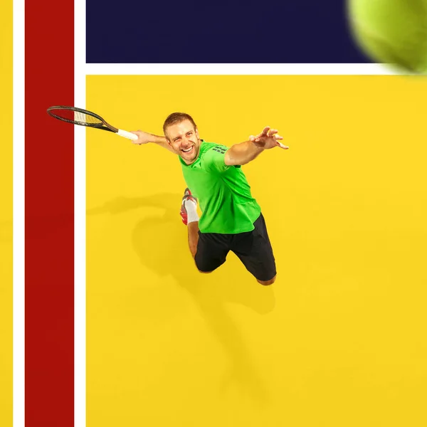 콜라주 테니스 선수의 움직임 색깔의 코트를 상대로 라켓으로 섬기는 스포츠의 — 스톡 사진