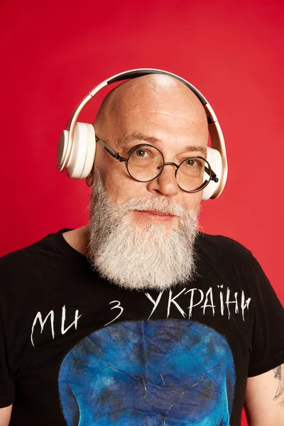 Portrait Mature Bald Bearded Man Glasses Stylish Shirt Looking Camera — Stock Photo, Image